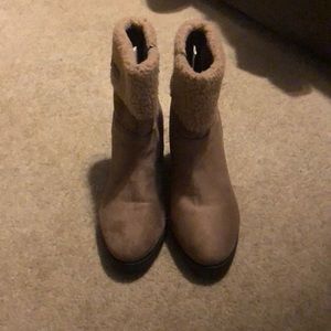 Brown boots with fur